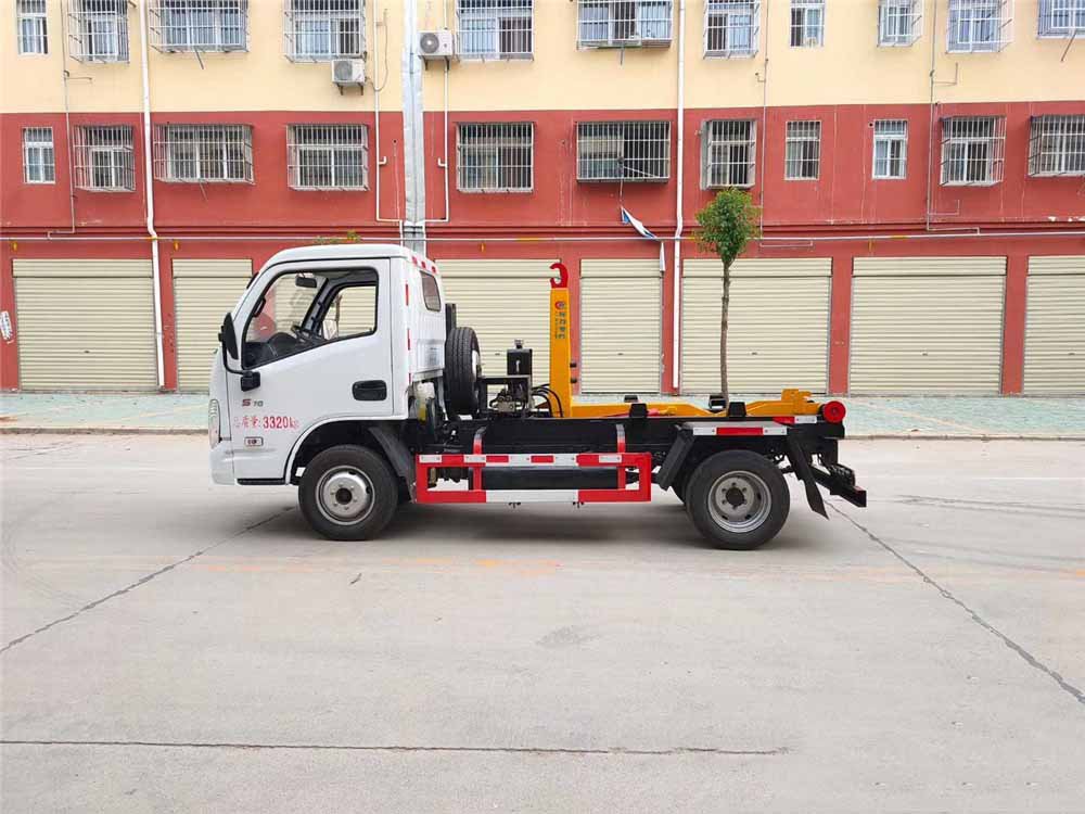 国六跃进3方蓝牌勾臂垃圾车