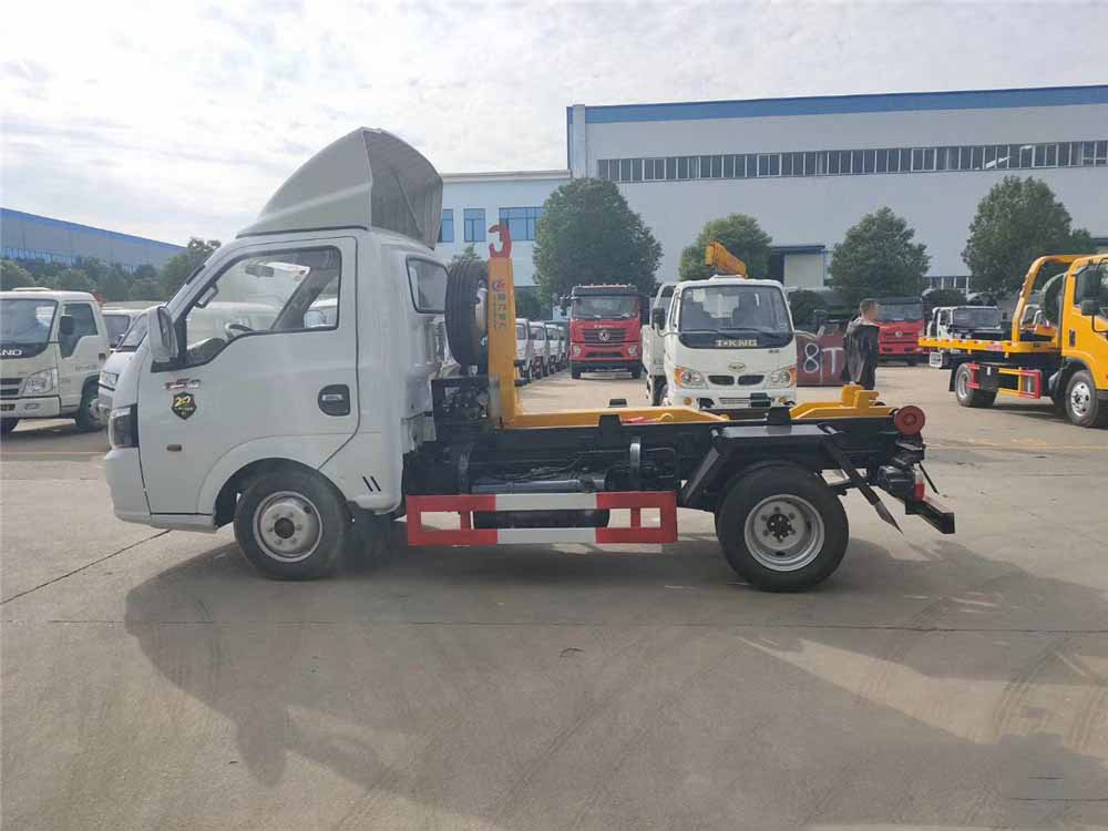 国六东风途逸3-4方蓝牌勾臂垃圾车