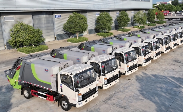 程力压缩式垃圾车批量发车