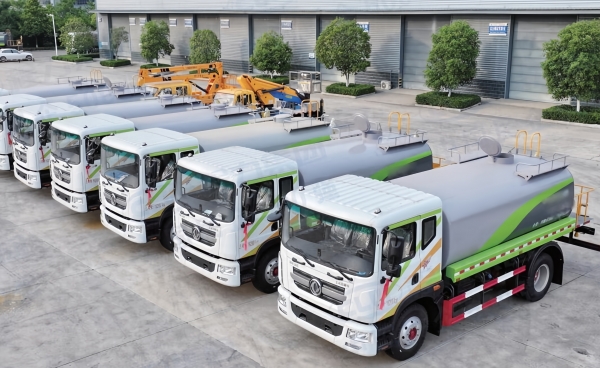 程力高端洒水车批量发车