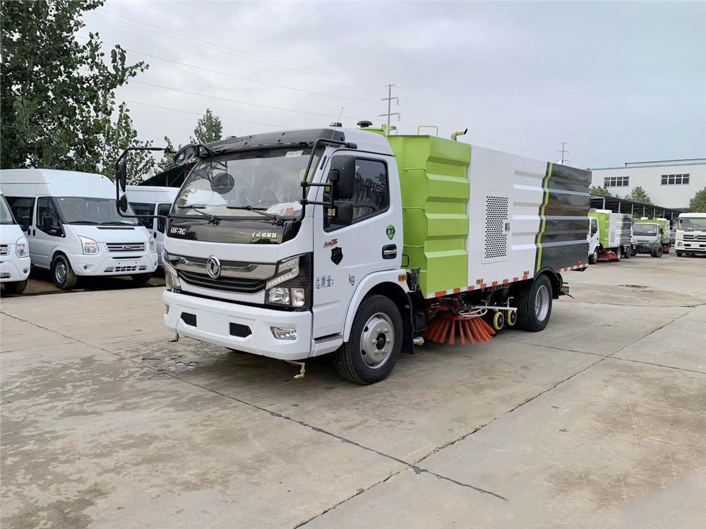国六东风D7扫路车 2.5方水 · 5方尘