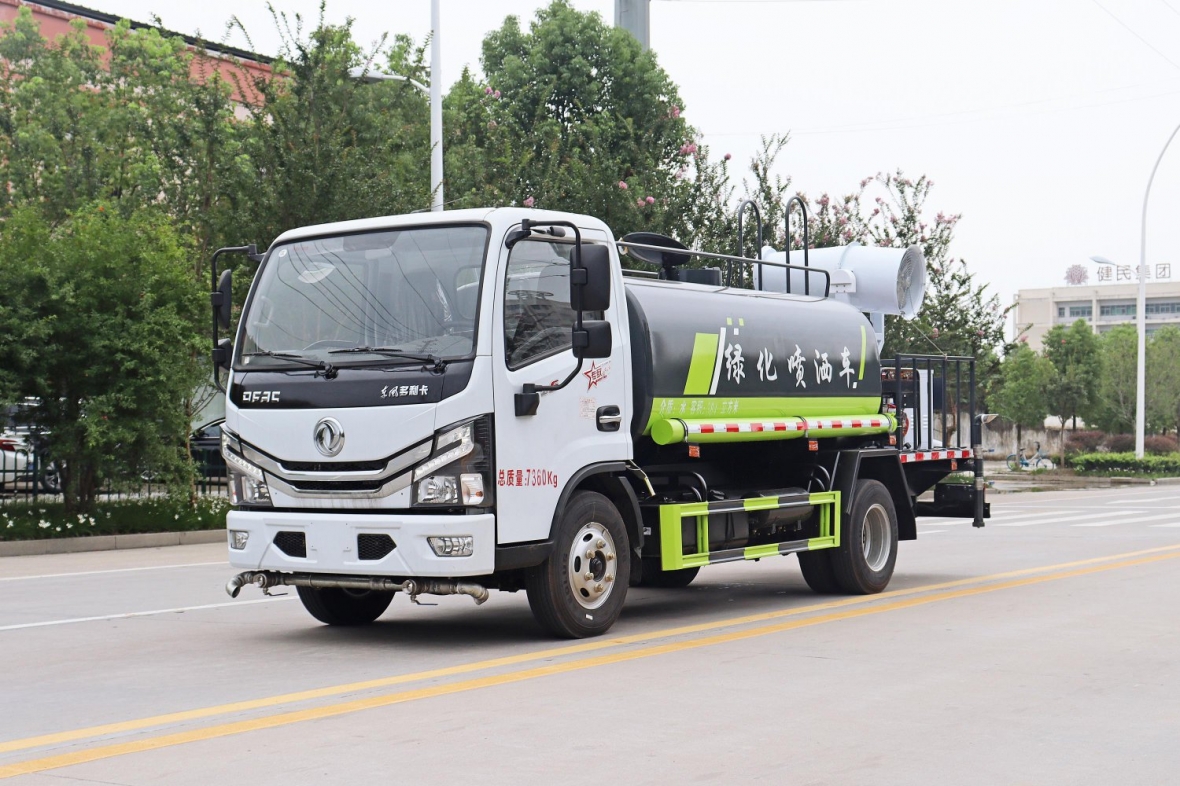 国六东风5吨洒水车