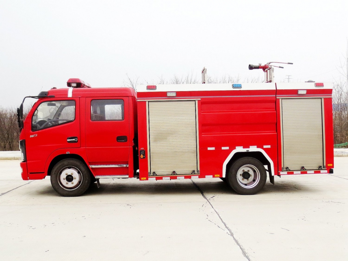 国六东风多利卡D7-5.5立方水罐消防车