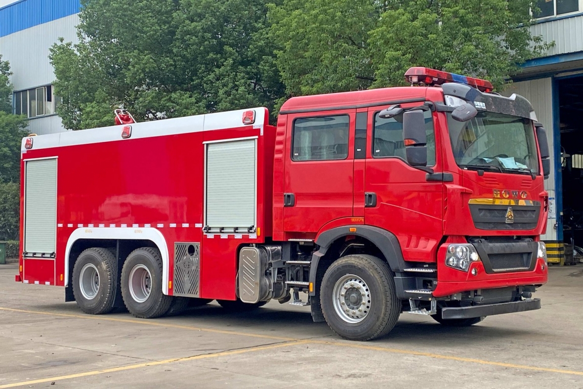 重汽豪沃12吨水罐消防车