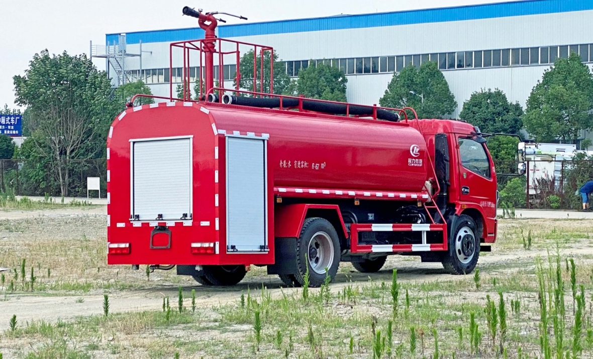 东风7吨洒水罐消防车