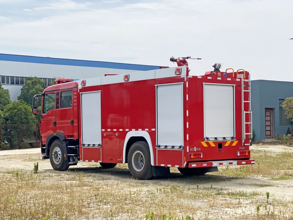 重汽豪沃6吨水罐消防车