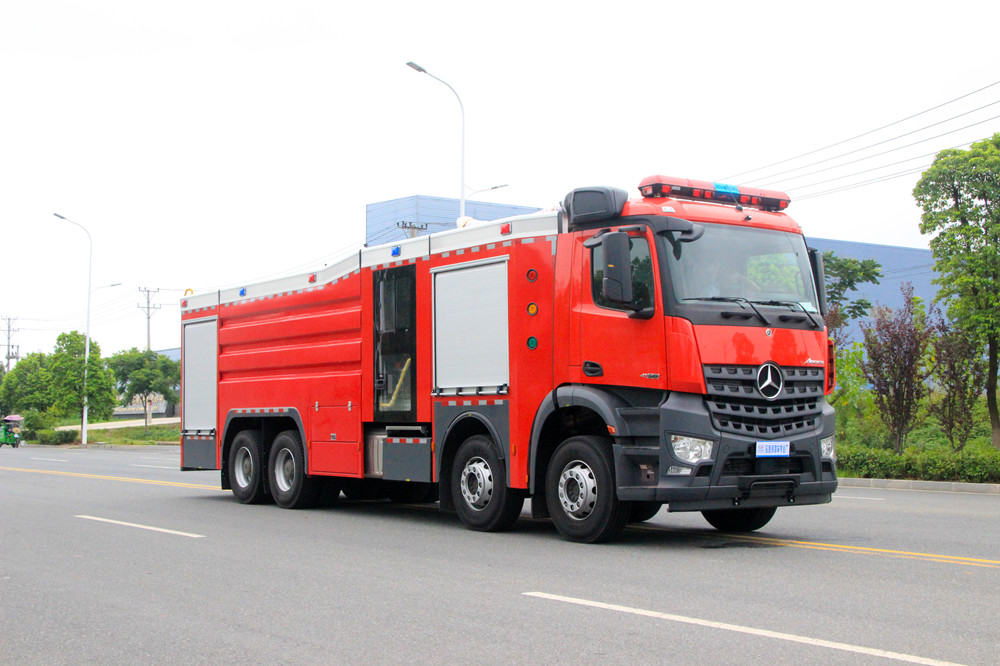 奔驰城市主战消防车