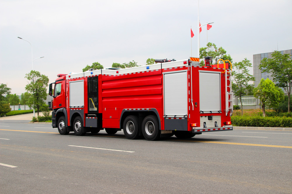 奔驰城市主战消防车