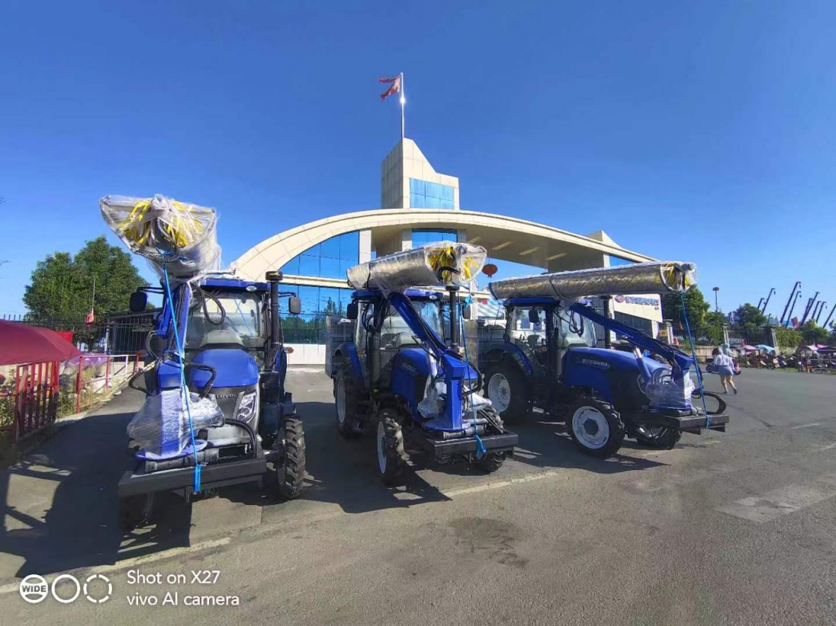 拖拉机式光伏清洗车（前置滚刷）