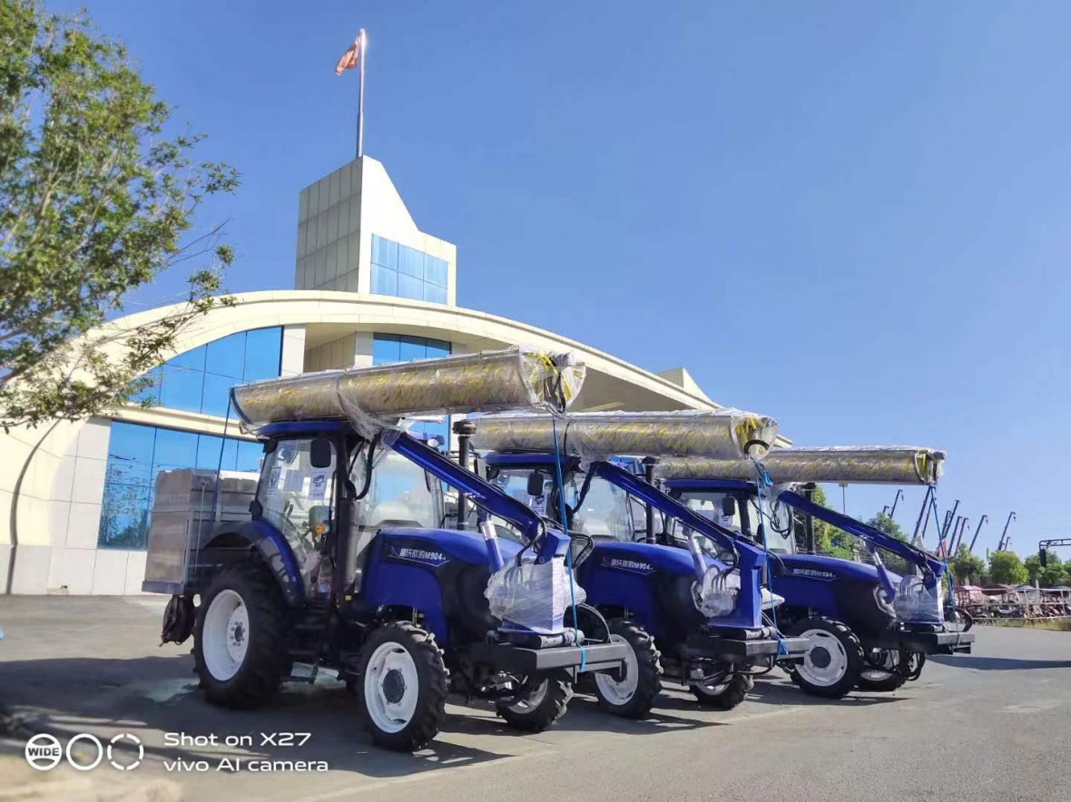 拖拉机式光伏清洗车（前置滚刷）