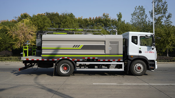 东风D9光伏清洗车