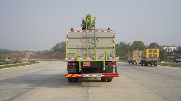 东风天锦四驱光伏清洗车