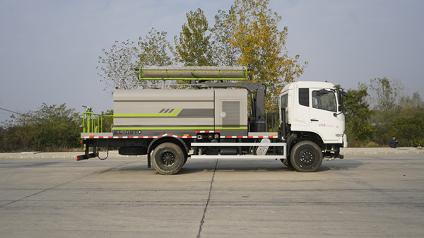 东风天锦四驱光伏清洗车